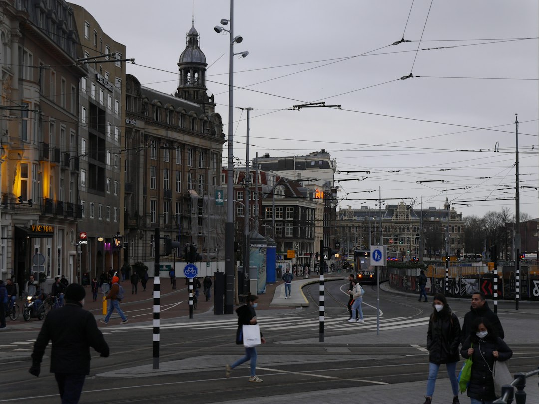 Espaço público urbano Pessoas caminhando em um espaço público urbano