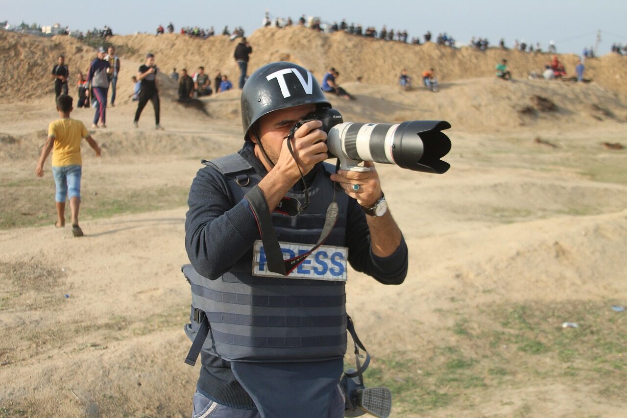 Foto (c) Pixabay, hosnysalah gaza, press, danger, palestine, human, war, concepts, mask, overview, portrait, helmets, cameraman, police, young, camera, evacuation, news