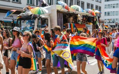 Coming Out Day — Quando revelar quem se é ainda pode custar família, liberdade ou vida