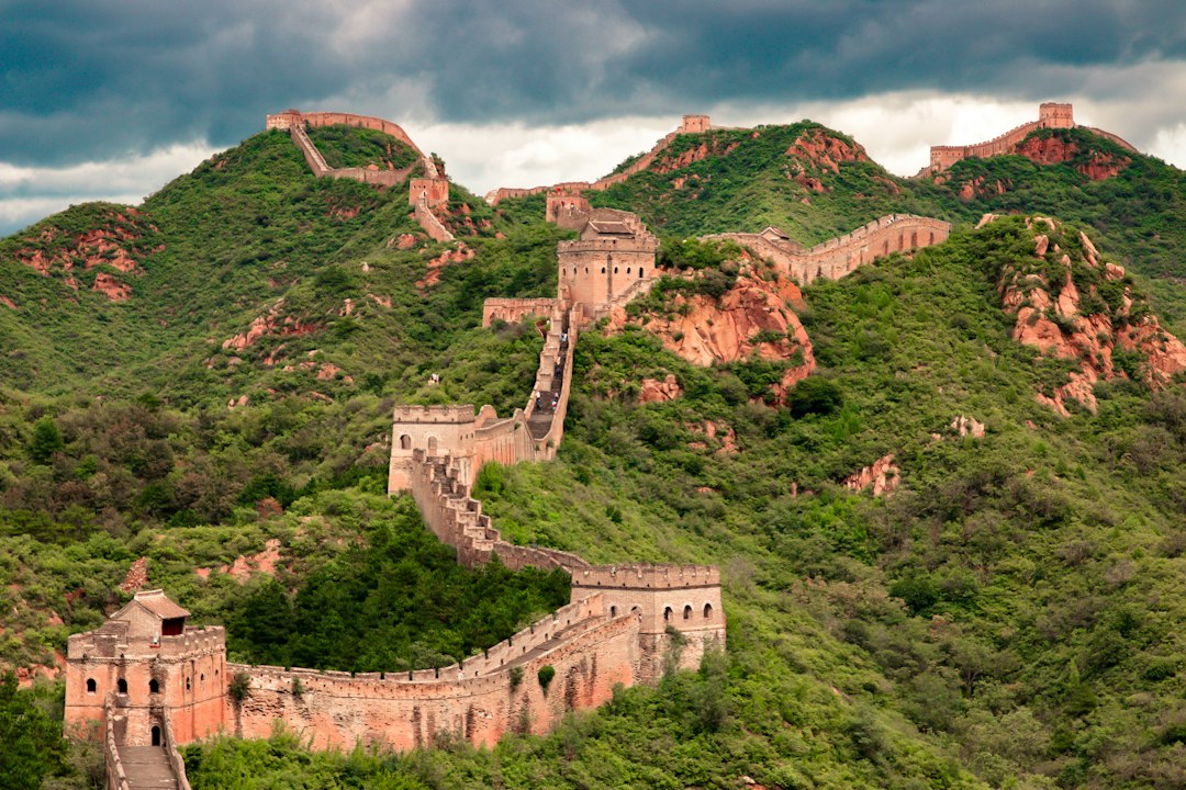 Grande Muralha da China em uma paisagem montanhosa.