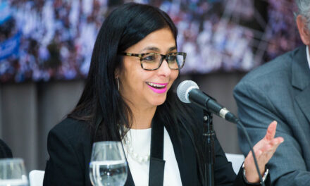 Delcy Rodríguez: a “tigre” do chavismo que herdou o poder após a captura de Maduro pelos EUA