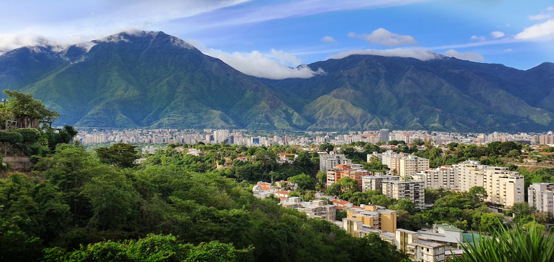 Venezuela: do chavismo bolivariano à captura de Maduro pelos Estados Unidos Vista de Caracas, Venezuela, com a cidade e as montanhas ao fundo.